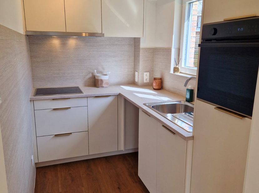 Dit lichtrijke en gezellige 1-slaapkamer gelijkvloers appartement biedt rechtstreekse toegang tot een ruime privé tuin en terras. Het is gelegen in ee